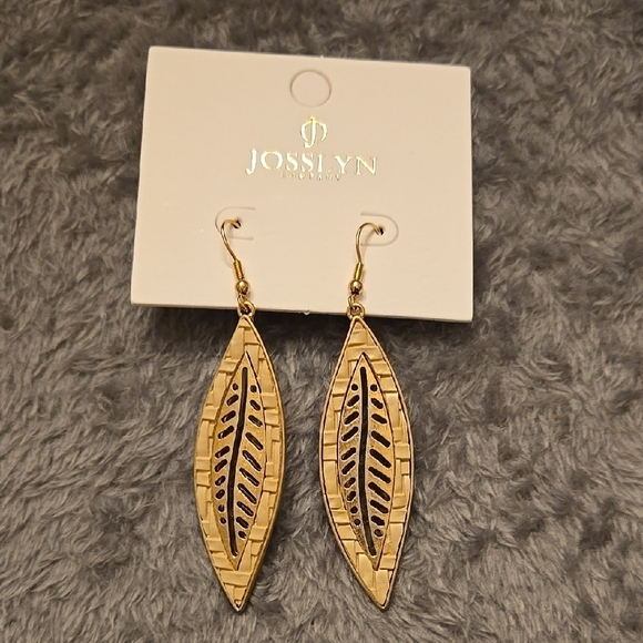 Intricate Gold Leaf Dangle Earrings - Picture 1 of 4